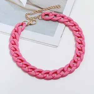 Fettgedruckte rosa Acryl-Kettenhalskette Detail, stilvolles Modeschmuck-Accessoire.