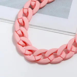 Detailansicht der pinkfarbenen Acryl Gliederkette, glänzendes Harzmaterial im Nahbereich.