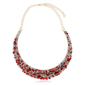 Collar babero llamativo con piedras trituradas rojas y estrás en cadena dorada.
