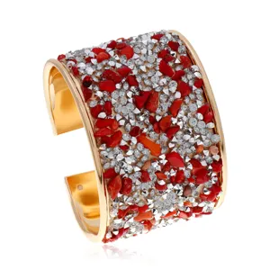 Chic brazalete ancho chapado en oro con piedras trituradas rojas y brillantes estrases.