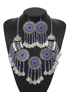 Detailansicht des antiken silbernen Münz-Quasten-Halsketten- und Ohrring-Sets im Boho-Stil.