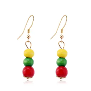 Bunte Holasperlen Ohrhänger Detail, mehrfarbiger Schmuck im Bohème-Stil für Damen.