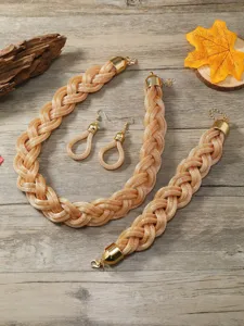 Nahaufnahme des goldenen geflochtenen Mesh Halskette Armband und Ohrringe Schmuck-Set.