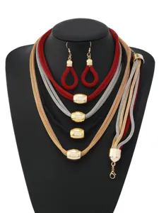 Elegantes modisches mehrschichtiges Ketten- und Ohrring-Set mit goldenen Perlen.