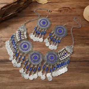 Detailansicht des bohemischen Retro Silbermuenze Quasten Halskette und blaue Ohrringe Set.