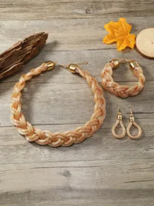 Detailansicht eines eleganten goldenen geflochtenen Mesh Halskette Armband Ohrringe Sets.