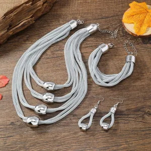 Detaillierte Nahaufnahme des silbernen mehrsträngigen Mesh-Kettenschmucksets mit modischen Metallperlen.