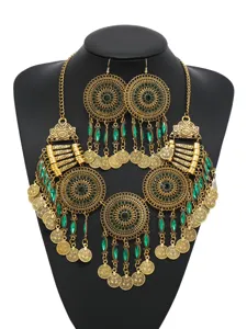 Exquisites Vintage Goldmünzen Quasten Halskette und Ohrringe Set mit grünen Strasssteinen.