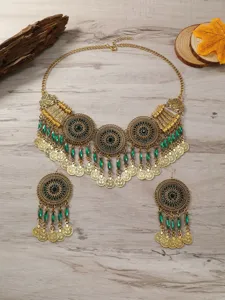 Exquisites Detail des Vintage Gold Ethno Münzen Quasten Halskette und Ohrringe Sets mit Steinen.