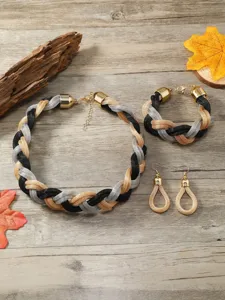 Böhmischer geflochtener Schmuckset mit schwarz-gold-silberner Netzkette und Ohrringen.