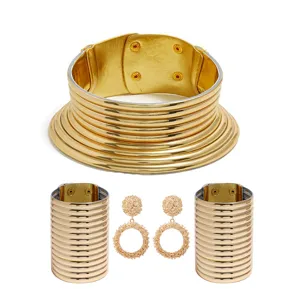 Collar gargantilla estilo etnico africano de metal dorado con brazaletes y pendientes