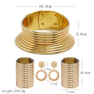 Conjunto de 4 piezas collar gargantilla pulseras brazalete y pendientes de metal dorado.