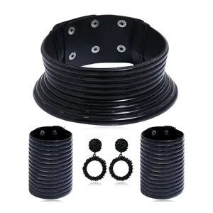 Vista detallada del juego de joyas de gargantilla etnica negra multicapa y pulseras.