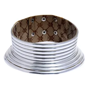 Gargantilla de aro de cuello de metal plateado exagerado con forro monograma de lujo.