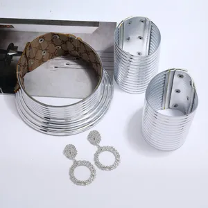 Conjunto de collar gargantilla de metal exagerado y pulsera con pendientes de estrás.