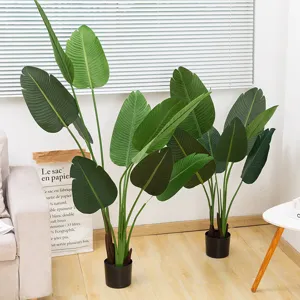 Vista dettagliata pianta artificiale ravenala palma finta pianta verde in vaso decorazione