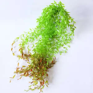 Primo piano dettagliato della vite di salice piangente artificiale, texture e sfumature.