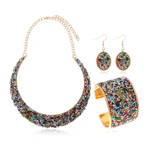 Conjunto de joyas de moda con piedras coloridas, collar llamativo, pendientes y pulsera.