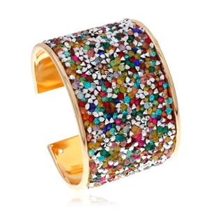 Ancho brazalete dorado brillante con vibrantes pedrerías y cristales multicolores.