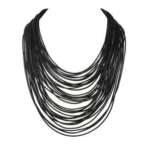 Detalle del collar gargantilla llamativo vintage de cuerda de cuero negro multicapa elegante.