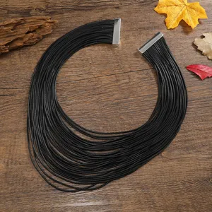 Collar de cordon de cuero negro multicapa exagerado con cierre magnetico plateado estilo retro.