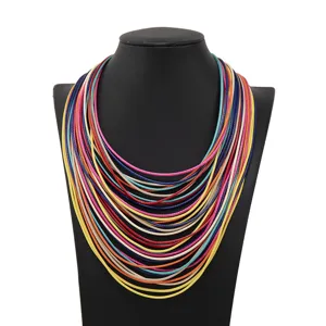 Primer plano collar multicapa de cordón de cuero de color, diseño bohemio apilado vibrante.