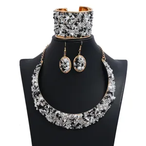 Conjunto de joyas elegante de collar pendientes y brazalete ancho de piedra triturada en b/n.