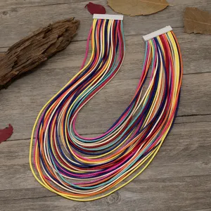 Vista detallada del collar de cordón de cuero multicolor con diseño en capas y cierre metálico.