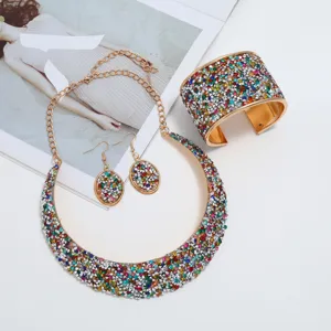 Conjunto de joyas de piedra triturada colorida, collar, pendientes y pulsera de moda.
