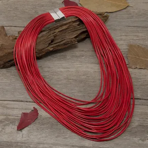 Collar de gargantilla multicapa de cordón de cuero rojo con cierre magnético metálico