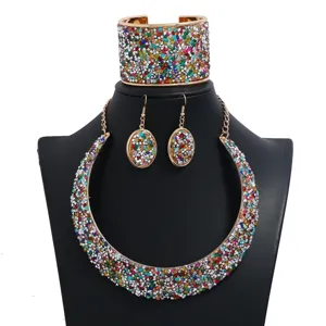 Vista detallada del conjunto de joyas de moda europea y americana con estrases multicolores.