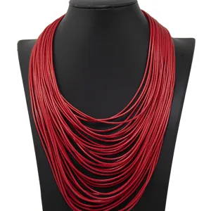 Collar gargantilla de cuero rojo de múltiples hebras, joyería llamativa para mujeres.
