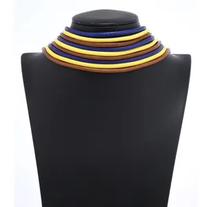 Gedetailleerd overzicht van de meerlaagse boheemse gevlochten touwketting met levendige kleuren.