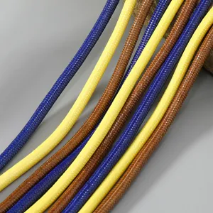 Meerlaagse gewoven gevlochten halskettingkoorden in levendige kleuren, boho etnische accessoire.