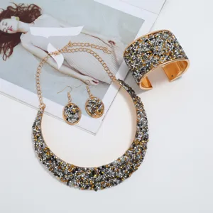 Conjunto de tres piezas de joyería de moda con collar pulsera y pendientes de piedra.
