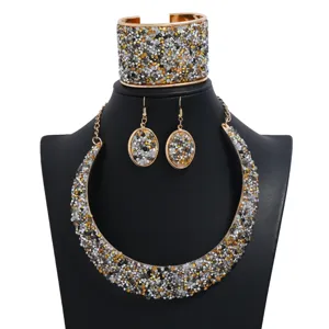 Conjunto de joyas de collar pendientes pulsera con diamantes de imitación.