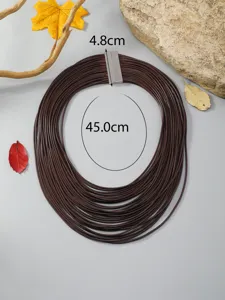 Vista detallada del collar de cuerda de cuero marrón multicapa con cierre metálico y medidas.