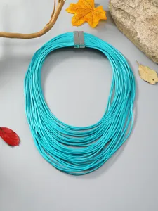 Collar de cordón de cuero turquesa de múltiples capas statement para mujer detalle de joyería.