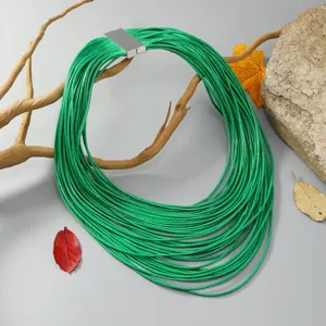 Vista detallada del collar gargantilla de cuero verde con cierre magnético metálico.