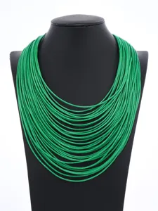 Collar gargantilla multicapa de cordón de cuero verde estilo retro joyería llamativa.