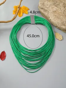 Vista detallada del collar de cordón de cuero verde multicapa con cierre único.