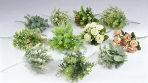 Ensemble de bouquet de fleurs artificielles plantes vertes roses fausses fleurs déco détail.
