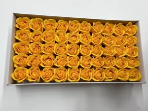 Vue détaillée de la boîte cadeau de roses en savon jaunes, arrangement floral artificiel.