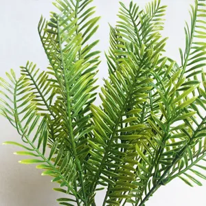 Dettaglio di foglie di felce artificiali, fogliame verde rigoglioso per decorazioni e matrimoni.