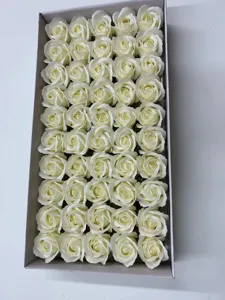 Boîte cadeau de roses en savon blanc, fleurs artificielles élégantes pour décoration.