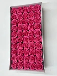 Fleurs de roses en savon parfumées en coffret cadeau, parfaites pour la Saint-Valentin et déco.