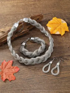 Detaillierte Ansicht des silbernen geflochtenen Mesh Halskette Armband und Ohrringe