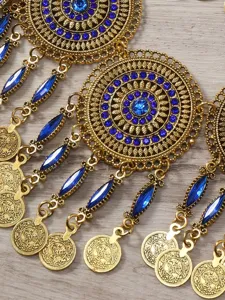 Detailansicht der goldenen Vintage-Münzkette mit blauen Strasssteinen für Damen.