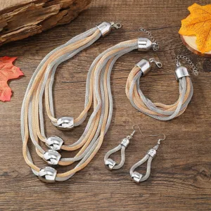 Nahaufnahme des mehrlagigen Ketten Modeschmuck Sets mit Halskette, Armband und Ohrringen.