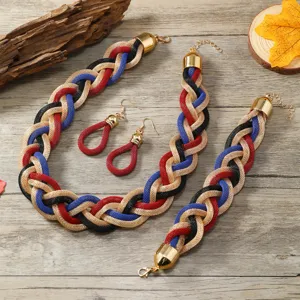 Nahaufnahme des bunten bohemien geflochtenen Halsketten Armband und Ohrring Schmucksets.